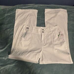 NWT Tinseltown white flare leg jeans. Size 13/31. 2 buttons.